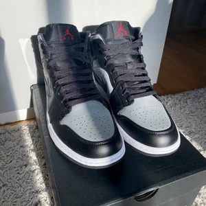 Jordan 1 mid shadow red stl 45 - Helt nya Jordan 1 mid shadow red i stl 45. Kan skickas på köparens bekostnad 