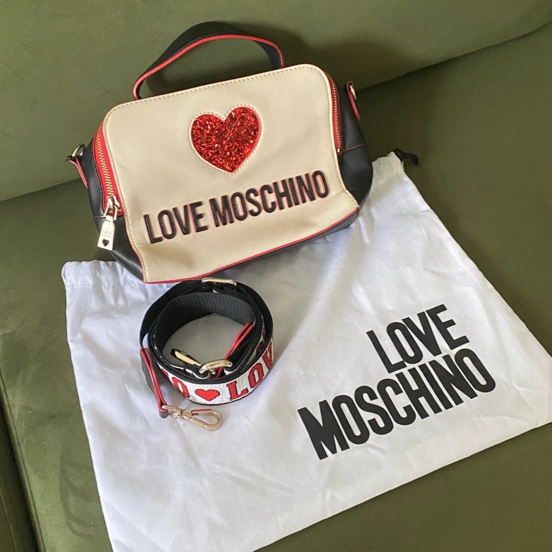 Moschino handväska i skinn  - 90