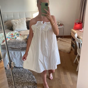 Vitklänning - Vit sommarklänning som går att använda både med och utan band! Så fin, använd max 2ggr