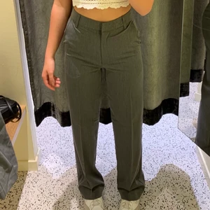 kostymbyxor  - superfina gråa kostymbyxor från bikbok i nyskick. Storlek 36! nypris 400kr. MITT PRIS 200kr