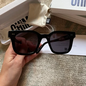CHIMI EYEWEAR 04 BLACK - Helt oanvända solglasögon från Chimi eyewear i modell 04 färg svart. Ordinarie pris 1200kr. Förpackning, fodral och putsduk medföljer.
