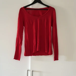 American vintage topp - Röd topp från american vintage. Skönt material och gott skick 