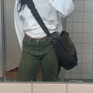 Brun axelväska  - Asball väska som inte kommer till användning längre. Väldigt rymlig, får plats dator mm🤩🥳 brett axelband av läder och tyg. 