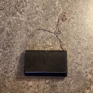 Väska  - Perfekt lite och smidig väska att ha med sig, svart/ glittrig, använd få gånger