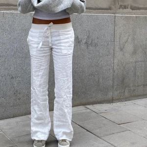 Linnebyxor - Säljer två par linnebyxor från Alobha. Ett par i S och ett par i L. Detta är annonsen för byxorna i L, är ni intresserade av de i S kan ni kolla min profil. Hör av er vid frågor🥰