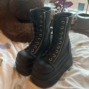 Demonia bear 265 - Helt nya demonia-skor! Aldrig använda och är som nya! Säljer pga aldrig fått användning av dom. Köpa för 1600kr + frakt. Säljer för 1200 ink frakt. Storlek 38! Platån är 114 mm hög. Priset kan diskuteras!