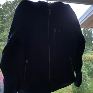 Ralph lauren regnjacka - Marinblå Ralph Lauren regnjacka i storlek L, knappt använt. Inklusive frakt.
