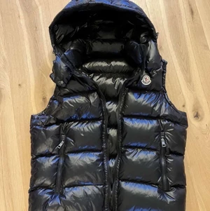 Moncler Väst herr  - Moncler väst, storlek 2 (M) Nypris 8-9000 Pris går att diskutera 