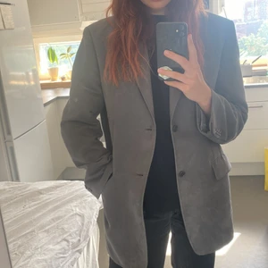 Morfars mockakavaj <33 - en oversized kavaj i mörkgrå mocka, superfin!! 