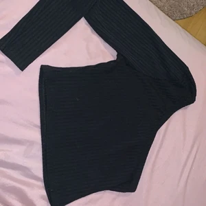 Halv armad tröja🔒 - Hejsan mina finisarrrrr!! säljer nu denna halv armade tröjan som är så sjukt fint ❣️ säljer den för att den är lite för stor för mig❣️ den är i s men passar i xs❤️ den är i ett års skick och har bara blivit testad, kontakta mig så fort man blir intresserad❣️