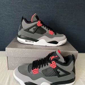 Air Jordan 4 infrared  - Air Jordan 4 infrared  Skick: Helt ny Storlek: 40,5  :44 sold ✅ Pris:3000  Dm vid intresse! Jag hänvisar dig jätte gärna till min Instagram, them.sneaks 