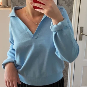 Blå tröja - Blå tröja med krage 