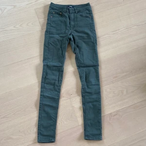 Bikbok jeans - Gröna skinnyjeans från Bikbok! Perfekt till tema/vardags