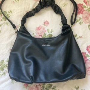 Keddo london väska - Säljer min jätte fina väska från keddo london för att den inte kommer till användning. Väldigt rymlig och har ett långt band till. Original priset var 599kr men jag säljer den för 250kr. Tveka inte att skriva om du har någon fråga💚