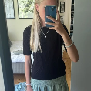 Stickad t-shirt  - Säljer denna jätte fina svarta stickade t-shirten från hm! Den är knappast använd och är nästan ny. Storlek S💕 Priset är 150 kr men går att diskuteras💕