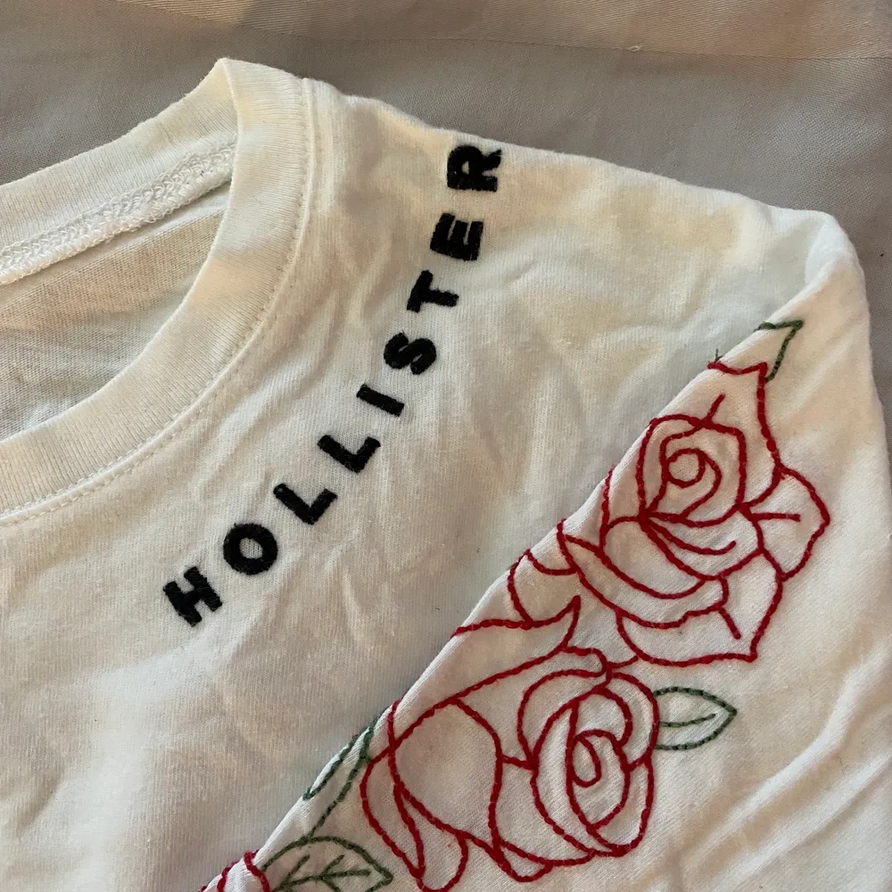 Vit långärmad tröja från Hollister med broderade rosor på ärmarna. Bra skick:) . Tröjor & Koftor.