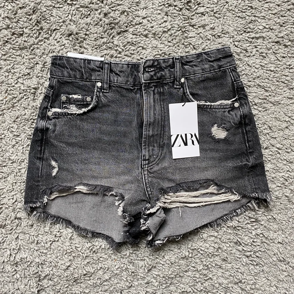 Helt nya jeans shorts ifrån zara! Prislappen sitter kvar och är endast testade (skriv för fler bilder) köpte dom för 359kr. Shorts.