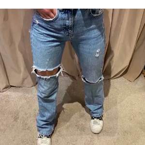 Säljer dessa zara jeans då jag inte använder dom längre:( knappt anvönda 