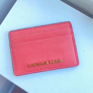 Michael Kors plånbok - Säljer en superfin äkta korallrosa plånbok då jag har dubbla. Nypris är 600kr. Köparen står för frakten eller så kan jag mötas upp i Örebro. Fraktkostnad 20kr💕💕