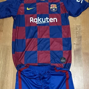 Barcelona och Atletico Madrid dress - Jag säljer minna två fotbolls dressar. En för 200 kr