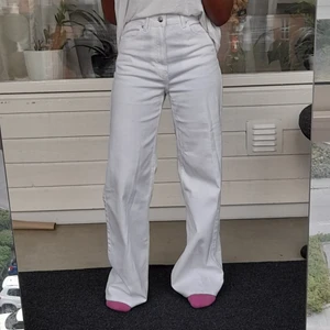 Vita wide leg jeans - Köpte dem för några väckor sen men har inte använt.Dem är i bra skick. Nypris:149 Frakt ingår:30kr (Jag kan mötas  varsomhelst i Stockholm)👍