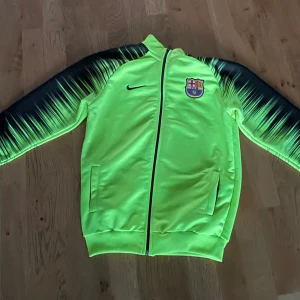 Barcelona kofta - Det här är en Barcelona kofta som jag säljer för 500 har använt den i 1 månad.