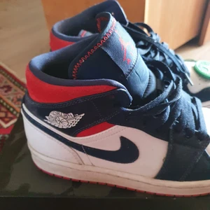 Jordan 1 mid USA - Säljer dessa jordans, köpta på stock x. Äkta. Går för ungefär 2800 på stock x. Väldigt bra kondition, knappt användna. Box och stock x tag ingår. Kan ta bud. 