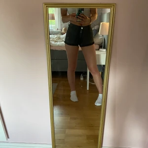 Svarta jeansshorts  - Svarta jeansshorts i storlek 32 som är för små för mig Använda ett par gånger men ser ut som nyskick. Hör av dig om du har någon fråga 🖤