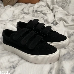 even and odd skor - Säljer dessa skor pågrund av köpte i fel storlek. De är köpta från zalando där de är slutsålda och de är aldrig använda! orginalpris: 300+ frakt MITT pris:210+66 (frakt)