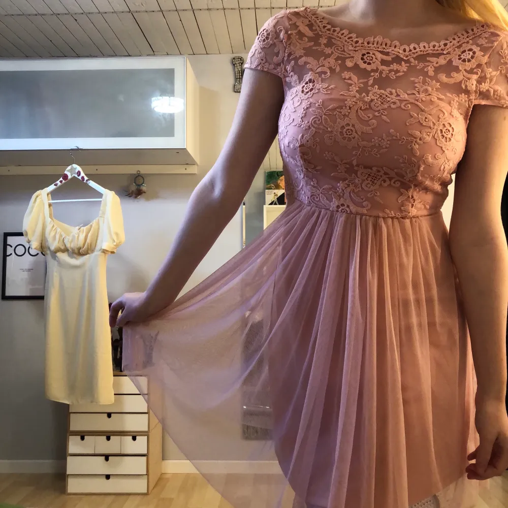 Säljer denna fina klänning från märket VILA, då den har blivit för liten för mig💖 Endast använd en gång. Frakt kan variera beroende på pris. (Tryck INTE på köp nu). Klänningar.