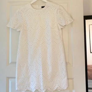 Vit klänning  - Fin vit klänning från Zara i nyskick. Prefekt till sommaren💘 Storlek S 