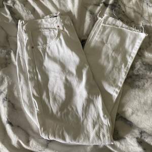 Vita jeans från Bik Bok. Aldrig använda och har inga defekter.