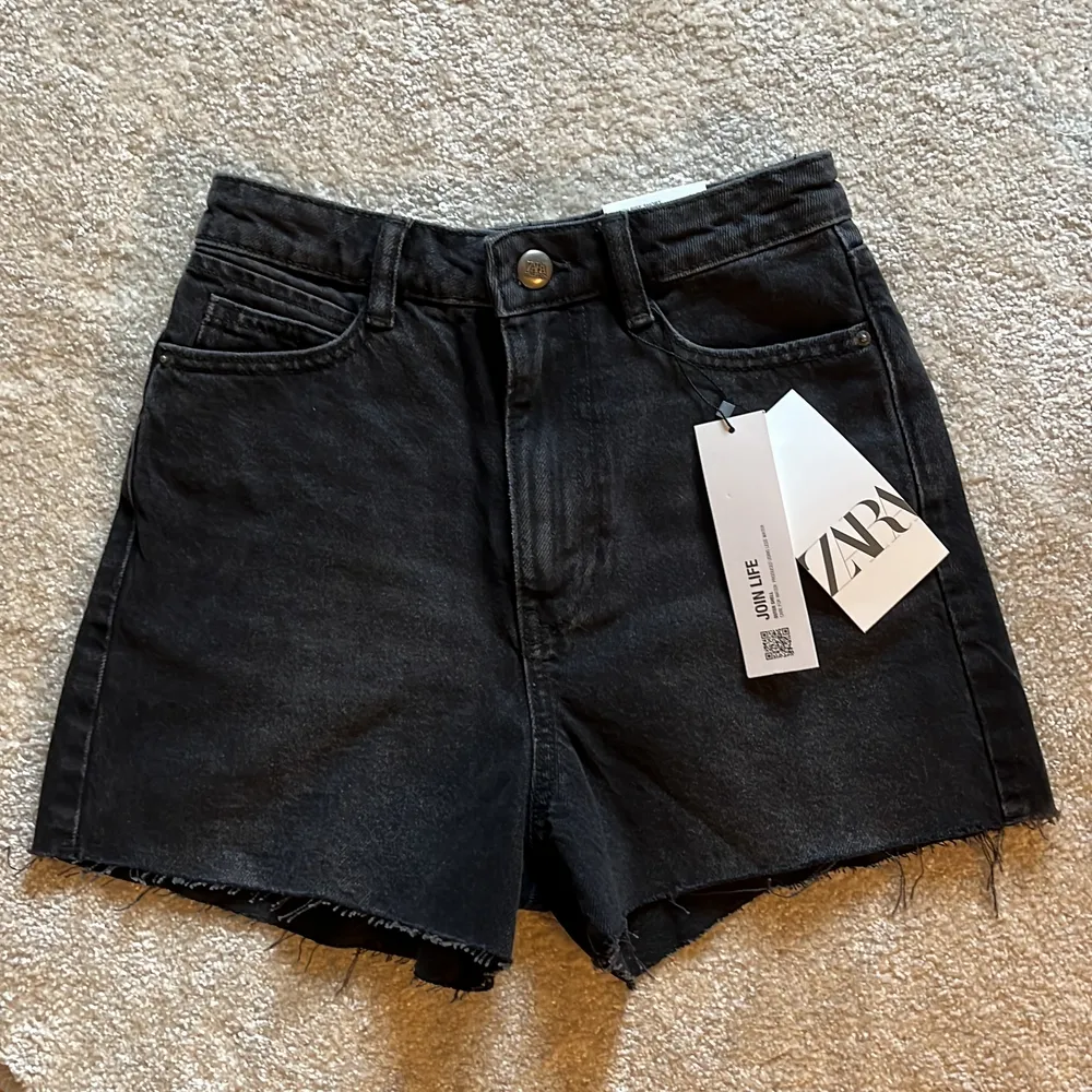 Oanvända mörkgrå jeansshorts från Zara med lappar osv kvar. Nypris 299kr.. Shorts.