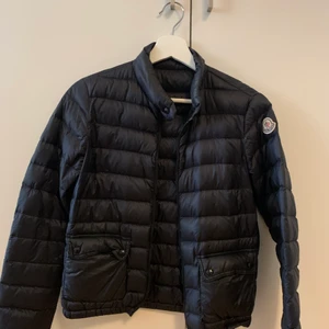 Moncler jacka dam - Vårjacka från Moncler, givetvis äkta! Köpt direkt i butik i Stockholm. Jackan är felfri och i mycket gott skick. Storlek XXS/XS.  Skick: 7/10 Nytt pris: 6000:- Mitt pris: 1000:-