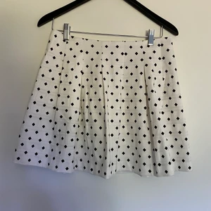 kjol med mönster  - fin kjol med mönster från banana republic. bra skick 