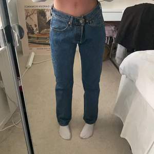 Säljer ett år superfina levis jeans i modellen 501. Dem är köpt här på plick men endast använda en gång. Är inte helt 100 på att jag vill sälja men vill veta om folk är intresserade först. Hör av er om ni har frågor <33