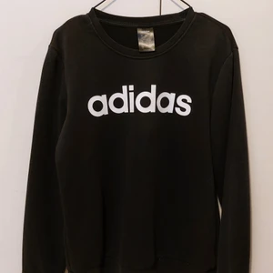 Adidas Sweatshirt - Svart sweatshirt av märket Adidas 
