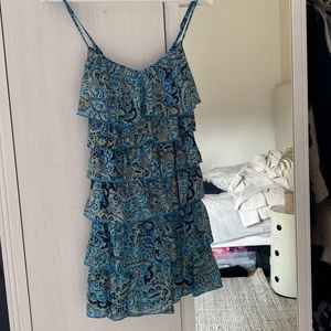 Sommar klännibg - Perfekt sommar klänning! Köpte på Plick vet ej vart den kommer ifrån! Lätt material och öppen rygg. Köpte för 600kr. Storlek runt S/M. Kom privat för fler bilder. Direkt pris 650kr