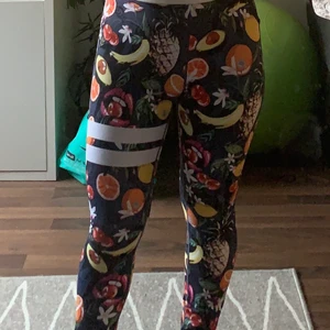 Stronger tights  - Ett par jätte snygga och stretchiga stronger byxor. Är jätte sköna att träna.  I bra skick 