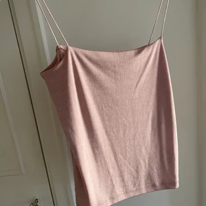 Rosa linne med smala band - Ett linne från HM med spaghetti straps som skimrar i guld. Aldrig använd med prislapp kvar! 