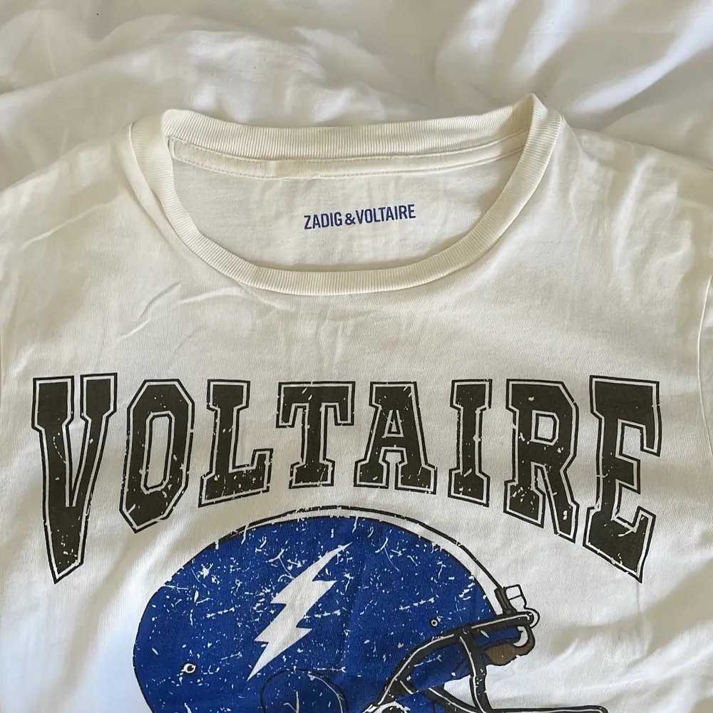 Säljer nu min zadiq & voltaire t-shirt!!😍 Jätte fin och perfekt nu till sommaren men kommer tyvärr inte till användning längre, storlek XS men passar även S!!🫶🏼🙌🏼 Tröjan är lite uppvikt på bilderna!!! BUDA!!🥰. T-shirts.