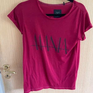 Saints and mortals T-shirt  - Fin T-shirt från Carlings i märket Saints and Mortals i stl Small. Vinröd färg med Svart text Mania.                                              Köpare står för frakten och jag tar ej ansvar för postens hantering!