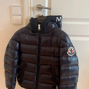 Moncler jacka storlek 164-170 14år - Jag har valt att sälja min jacka för att den har blivit förliten.