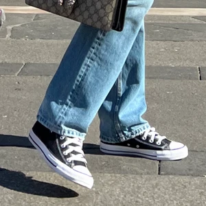 Svarta höga converse - Använda en gång, som nya! Endast lite smutsiga där fram. Men syns knappt!