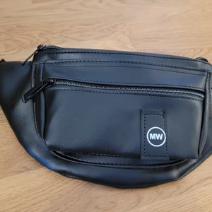 Axelväska - Jätte fin, helt nya, mycke utrymme, finns ca 4 styckna kvar