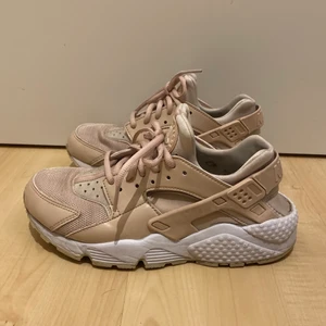 Nike strl. 37,5! - Säljer mina rosa Nike skor i storlek 37,5 då dem tyvärr har blivit försmå.. (Se sista bild för den vänstra hälen)