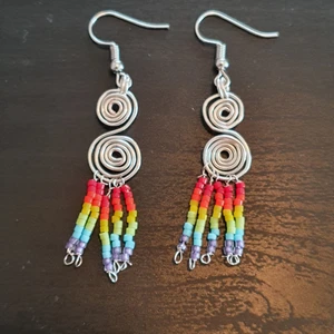 Örhängen Pride  - Örhängen med pride-tema. Priset inkluderar ett par örhängen med försilvrad, nickelfri  örhängskrok samt frakt spårbart. Vill du byta upp till örhängskrokar i Sterling 925 kostar det 10kr extra. Dvs, priset är totalpris 60kr inkl frakt