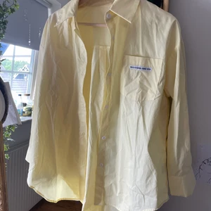 Ljusgul skjorta  - Köpt secondhand och har ingen lapp, skönt material och fin färg