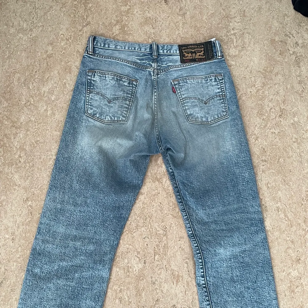 As snygga Levis jeans, säljer för att jag växt ur de. Budgivning om fler är intresserade :) passar både tjej och kille. Jeans & Byxor.