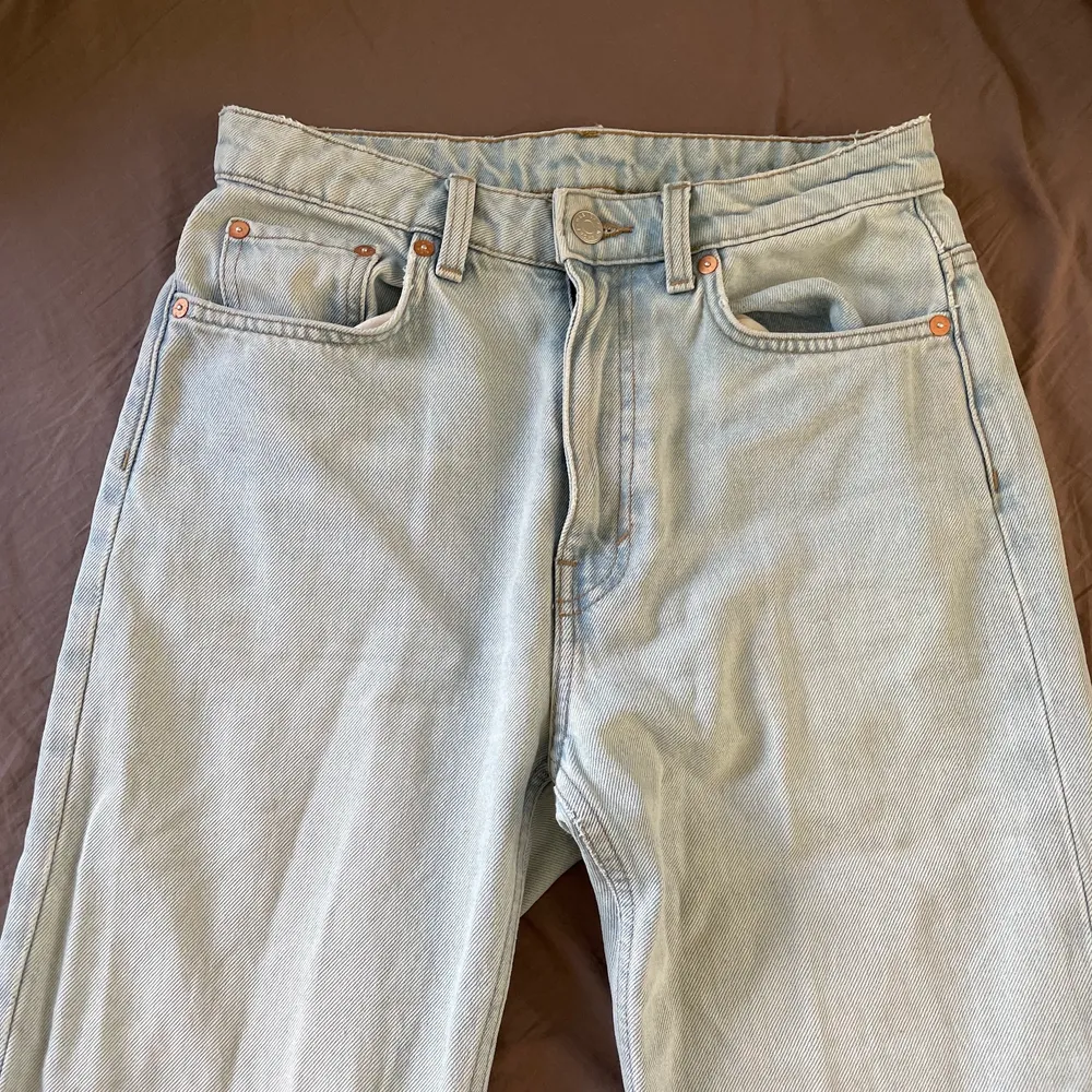 Ljusblå weekday jeans i modellen voyage. Strl 27 men passar även 26😊. Jeans & Byxor.